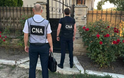 Doi bărbați din Chișinău, cercetați pentru luare de mită. Ce trebuiau să facă pentru banii pretinși - FOTO Doi bărbați din Chișinău, cercetați pentru luare de mită. Ce trebuiau să facă pentru banii pretinși - FOTO