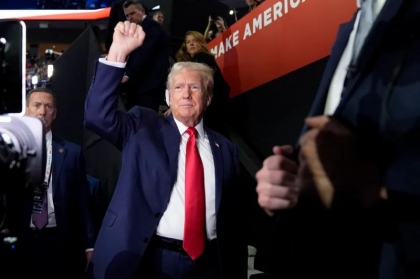 Primele imagini cu Trump la un eveniment public după tentativa de asasinat. Bandajat la ureche, mulțimea îl încuraja să lupte - VIDEO Primele imagini cu Trump la un eveniment public după tentativa de asasinat. Bandajat la ureche, mulțimea îl încuraja să lupte - VIDEO