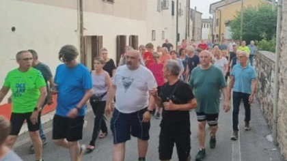 Locuitorii unui sat din Italia au decis să alerge împreună cu primarul pentru a-l ajuta să slăbească: „Administrarea te îngraşă” Locuitorii unui sat din Italia au decis să alerge împreună cu primarul pentru a-l ajuta să slăbească: „Administrarea te îngraşă”