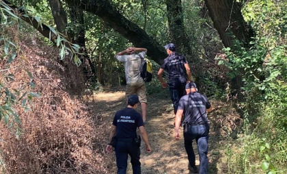 17 persoane au fost documentate, după ce au încercat să treacă ilegal frontiera de stat. 13 au cerut azil în Republica Moldova - FOTO 17 persoane au fost documentate, după ce au încercat să treacă ilegal frontiera de stat. 13 au cerut azil în Republica Moldova - FOTO
