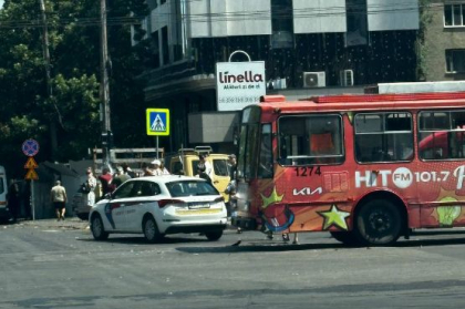 Ghinion la examenul de obținere a permisul de conducere. Un troleibuz s-a lovit cu o mașină de examen pe o stradă din capitală - FOTO Ghinion la examenul de obținere a permisul de conducere. Un troleibuz s-a lovit cu o mașină de examen pe o stradă din capitală - FOTO