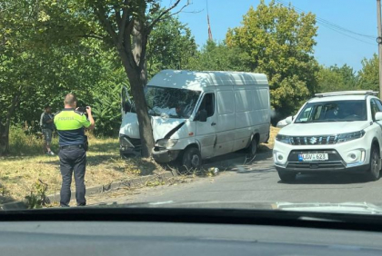 Un tânăr a ajuns la spital, după ce microbuzul în care se afla a intrat într-un copac, în capitală. Imagini de la locul accidentului - FOTO Un tânăr a ajuns la spital, după ce microbuzul în care se afla a intrat într-un copac, în capitală. Imagini de la locul accidentului - FOTO