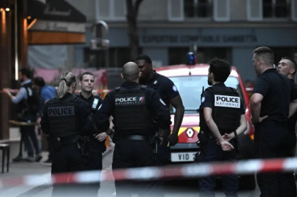 O mașină a intrat într-un grup de oameni, pe terasa unei cafenele din Paris – un mort și șase răniți O mașină a intrat într-un grup de oameni, pe terasa unei cafenele din Paris – un mort și șase răniți