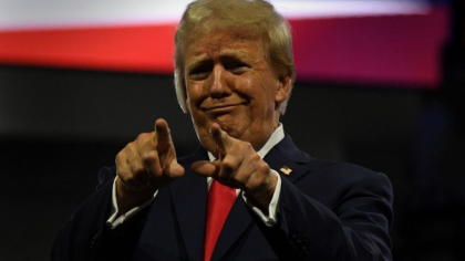 Trump a lansat o nouă modă. Mai mulți susținători au venit cu bandaje pe ureche la un miting republican - GALERIE FOTO