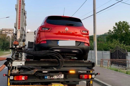 Motivul pentru care o soferiță a fost înlăturată de la volanul automobilului său - FOTO Motivul pentru care o soferiță a fost înlăturată de la volanul automobilului său - FOTO