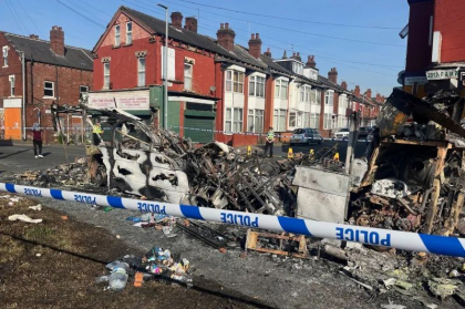 Arestări în Leeds după revolta violentă în care au fost implicați români. Premierul britanic cere măsuri dure: „Șocant și rușinos”