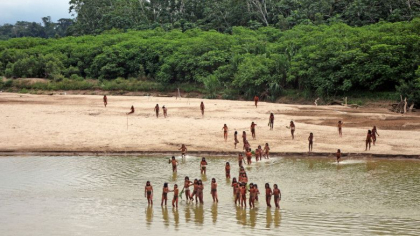 Imagini rare cu membrii celui mai mare trib complet izolat de restul lumii, alungați de tăietorii de lemne din Amazon Imagini rare cu membrii celui mai mare trib complet izolat de restul lumii, alungați de tăietorii de lemne din Amazon