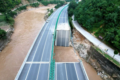 Zeci de morți și persoane dispărute după ploi torențiale în China
