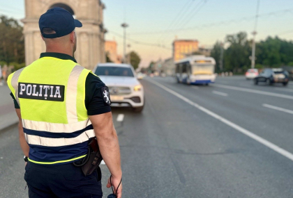 Au urcat băuți la volan sau au condus cu viteză excesivă. Peste 3400 de șoferi au fost trași pe dreapta și amendați, după ce au comis mai multe încălcări Au urcat băuți la volan sau au condus cu viteză excesivă. Peste 3400 de șoferi au fost trași pe dreapta și amendați, după ce au comis mai multe încălcări