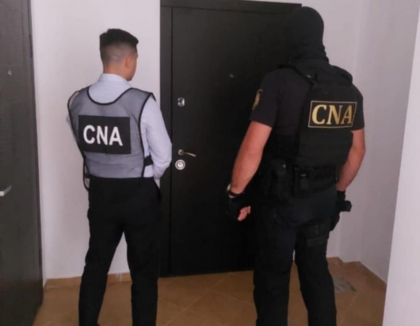 Sume de bani, copii ale unor acte de identitate, înscrisuri de ciornă și dispozitive de stocare a informațiilor - găsite la domiciliile și automobilele bănuiților, în urma perchezițiilor de la unele școli auto din țară. Precizările CNA - FOTO
Sume de bani, copii ale unor acte de identitate, înscrisuri de ciornă și dispozitive de stocare a informațiilor - găsite la domiciliile și automobilele bănuiților, în urma perchezițiilor de la unele școli auto din țară. Precizările CNA - FOTO