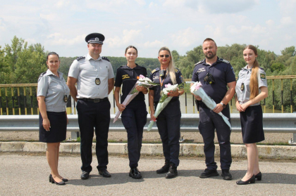 Polițiștii de frontieră moldoveni și-au felicitat colegii români cu 160 de ani de la înființarea Poliției de Frontieră Române - FOTO Polițiștii de frontieră moldoveni și-au felicitat colegii români cu 160 de ani de la înființarea Poliției de Frontieră Române - FOTO