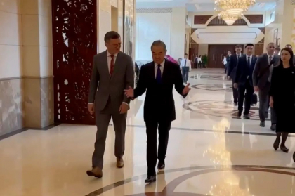 Ministrul chinez de Externe anunță, după o întrevedere cu omologul ucrainean, că Kievul este gata să negocieze cu Moscova. Reacția Kremlinului Ministrul chinez de Externe anunță, după o întrevedere cu omologul ucrainean, că Kievul este gata să negocieze cu Moscova. Reacția Kremlinului