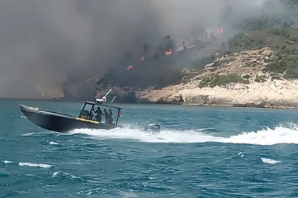 Sute de turiști, evacuaţi dintr-un camping din Italia, din cauza unui incendiu de pădure care se extinde - VIDEO Sute de turiști, evacuaţi dintr-un camping din Italia, din cauza unui incendiu de pădure care se extinde - VIDEO
