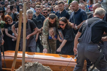 Zelenski anunță prinderea principalului suspect în cazul asasinării fostei deputate Irina Farion. Crima, revendicată de către un „rasist revoluționar autonom ucrainean”