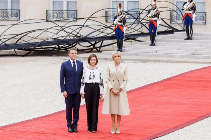 Șefa statului, Maia Sandu - prezentă la Jocurile Olimpice de la Paris. A fost întâmpinată de președintele Franței, Emmanuel Macron și de soția acestuia, Brigitte Macron - FOTO