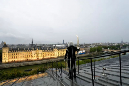 Cine e personajul misterios de la deschiderea Jocurilor Olimpice de la Paris care i-a băgat în ceață inclusiv pe comentatori
Cine e personajul misterios de la deschiderea Jocurilor Olimpice de la Paris care i-a băgat în ceață inclusiv pe comentatori