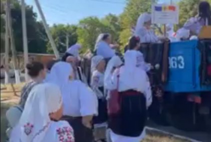 În costume tradiționale și cu dispoziție bună mai multe ansambluri folclorice au dat startul la cea de-a doua ediție a festivalului ”La Seceriș” - VIDEO