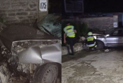 Accident violent la Edineț. Două persoane au ajuns la spital, după ce mașina s-a lovit de un gard. Șoferul era beat - FOTO