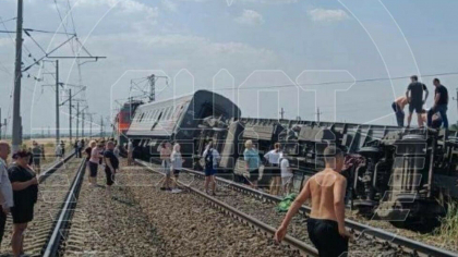 Doi morţi şi aproape 100 de răniţi în Rusia, după ce un tren şi un camion s-au ciocnit. Opt vagoane au deraiat - VIDEO
