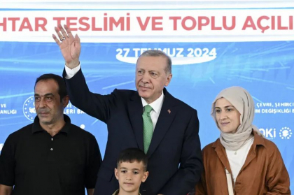 Președintele Recep Erdogan, criticat puternic după ce a pălmuit un copil care a refuzat să îi pupe mâna Președintele Recep Erdogan, criticat puternic după ce a pălmuit un copil care a refuzat să îi pupe mâna