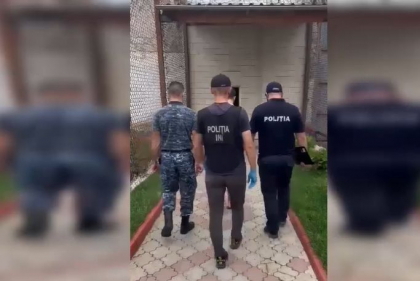 Doi deţinuţi din penitenciare și unul din exterior, cercetaţi penal pentru şantaj și escrocherie. Cereau bani pentru a nu face publice imagini cu persoane în ipostaze intime - VIDEO Doi deţinuţi din penitenciare și unul din exterior, cercetaţi penal pentru şantaj și escrocherie. Cereau bani pentru a nu face publice imagini cu persoane în ipostaze intime - VIDEO
