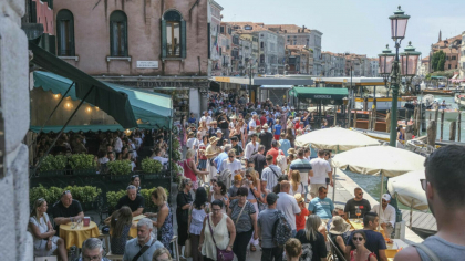 Decizie împotriva turiștilor luată în cel mai vizitat oraș din Italia. Măsura este pentru a protejeza liniştea localnicilor Decizie împotriva turiștilor luată în cel mai vizitat oraș din Italia. Măsura este pentru a protejeza liniştea localnicilor