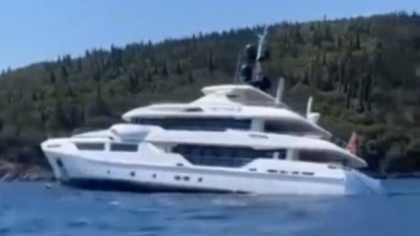 Iaht cu milionari, scufundat în Grecia din cauza unei uşi deschise. Momentul surprins - VIDEO