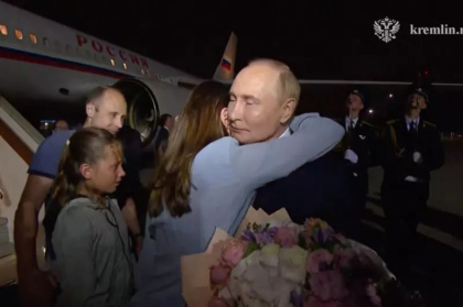 Putin i-a întâmpinat personal la aeroport pe ruşii care s-au întors la Moscova după schimbul de deţinuţi cu Occidentul: „Patria nu v-a uitat”. Cine sunt cei opt deţinuţi - VIDEO Putin i-a întâmpinat personal la aeroport pe ruşii care s-au întors la Moscova după schimbul de deţinuţi cu Occidentul: „Patria nu v-a uitat”. Cine sunt cei opt deţinuţi - VIDEO