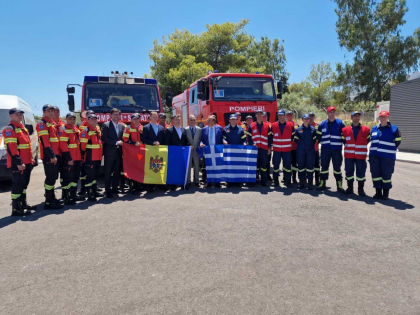 „Este o mândrie”. Ministrul Afacerilor Interne, Adrian Efros, a vizitat cei 20 de pompierii moldoveni implicați în combaterea incendiilor forestiere din Republica Elenă - FOTO
