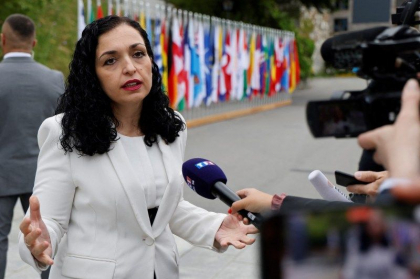 Scandal diplomatic: Președinta din Kosovo a fost implicată într-o încăierare pe aeroportul din Macedonia, pentru că nu a vrut să predea telefonul.„Altercație fără precedent”
