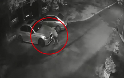 Dacă l-ai văzut anunță Poliţia. E suspectat că ar fi furat circa 30 de plăcuțe de înmatriculare și lăsa un mesaj pe parbriz - VIDEO