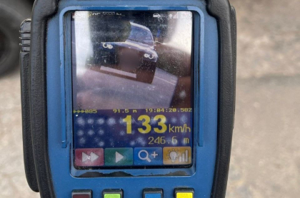 A depășit limita cu aproape 100 de km/h. Un vitezoman de 25 de ani la volanul unui BMW, oprit de polițiști - FOTO
