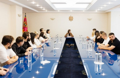 Maia Sandu a discutat cu mai mulți creatori de conținut despre referendum și aderarea la Uniunea Europeană Maia Sandu a discutat cu mai mulți creatori de conținut despre referendum și aderarea la Uniunea Europeană