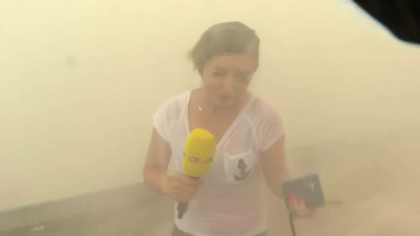 Ce a pățit o jurnalistă care transmitea în direct operațiunile de stingere a unui incendiu Ce a pățit o jurnalistă care transmitea în direct operațiunile de stingere a unui incendiu