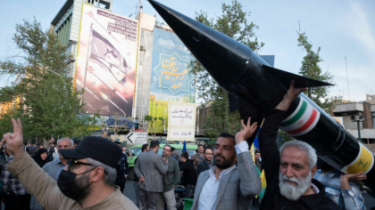 Iranul promite răzbunare „severă” împotriva Israelului, în timp ce SUA desfășoară avioane și nave de război în regiune Iranul promite răzbunare „severă” împotriva Israelului, în timp ce SUA desfășoară avioane și nave de război în regiune