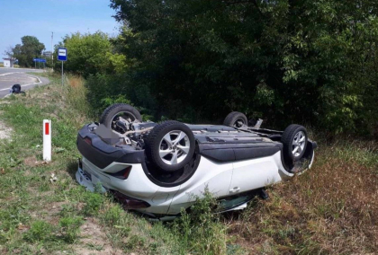 O femeie a ajuns la spital, după ce mașina în care se afla ea și o adolescentă de 16 ani s-a răsturnat în șanț, la Fălești - FOTO O femeie a ajuns la spital, după ce mașina în care se afla ea și o adolescentă de 16 ani s-a răsturnat în șanț, la Fălești - FOTO
