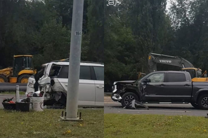 Două mașini, avariate, după ce s-au lovit pe o stradă din capitală. Imagini de la locul accidentului - VIDEO