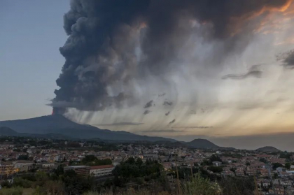Vulcanul Etna a erupt din nou. Aeroportul din Catania limitează numărul zborurilor - VIDEO Vulcanul Etna a erupt din nou. Aeroportul din Catania limitează numărul zborurilor - VIDEO