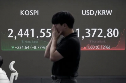 LIVE Panică majoră pe burse: Acțiunile s-au prăbușit în Japonia și pe mai multe piețele asiatice / Totul e „roșu” și pe bursele europene / „Indicele fricii” de pe Wall Street e la maximul ultimilor patru ani LIVE Panică majoră pe burse: Acțiunile s-au prăbușit în Japonia și pe mai multe piețele asiatice / Totul e „roșu” și pe bursele europene / „Indicele fricii” de pe Wall Street e la maximul ultimilor patru ani