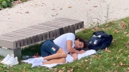 Un medaliat cu aur la JO 2024 preferă să doarmă pe jos în parc decât în Satul Olimpic. Imaginile au devenit virale Un medaliat cu aur la JO 2024 preferă să doarmă pe jos în parc decât în Satul Olimpic. Imaginile au devenit virale