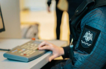 Și-a ticsit bagajul cu țigări și s-a pornit spre Londra: Un bulgar, oprit pe Aeroport - FOTO