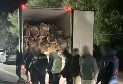 16 ucraineni au încercat să ajungă în Republica Moldova ascunși într-un camion frigorific cu carne - FOTO 16 ucraineni au încercat să ajungă în Republica Moldova ascunși într-un camion frigorific cu carne - FOTO