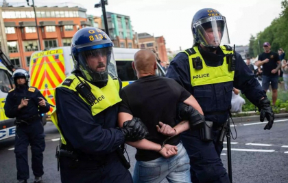 Peste 500 de locuri, „care îi așteaptă”, pregătite la închisoare pentru autorii protestelor violente din Marea Britanie