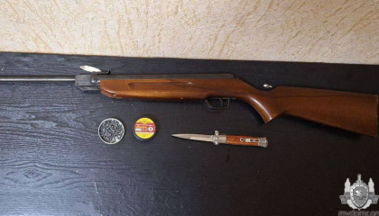 „Cadou de la bunica”. Un adolescent de 16 ani - prins cu o armă și un cuțit pe străzile din stânga Nistrului - FOTO „Cadou de la bunica”. Un adolescent de 16 ani - prins cu o armă și un cuțit pe străzile din stânga Nistrului - FOTO
