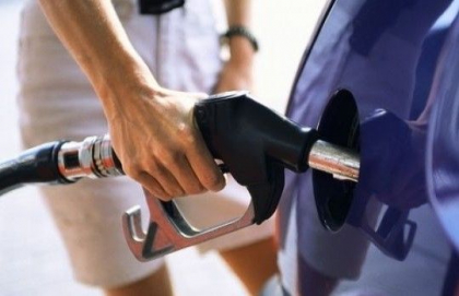 Vești extraordinare pentru șoferi. Carburanții continuă să se ieftinească. Noile prețuri stabilite de ANRE - FOTO