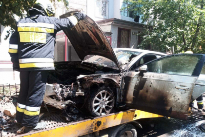 O mașină a ars ca o torță pe o stradă din capitală. O echipă de pompieri a intervenit pentru a stinge flăcările - FOTO O mașină a ars ca o torță pe o stradă din capitală. O echipă de pompieri a intervenit pentru a stinge flăcările - FOTO