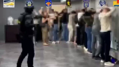 Operațiunea „Deep fake”: Cele 12 persoane reținute pentru escrocherie și spălare de bani au fost plasate în arest preventiv pentru 30 de zile Operațiunea „Deep fake”: Cele 12 persoane reținute pentru escrocherie și spălare de bani au fost plasate în arest preventiv pentru 30 de zile