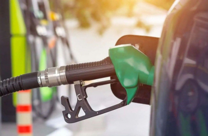 Șoferii vor plăti mai puțin pentru carburanți în weekend. Noile prețuri stabilite de ANRE - FOTO Șoferii vor plăti mai puțin pentru carburanți în weekend. Noile prețuri stabilite de ANRE - FOTO