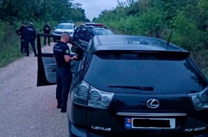 A plătit 12 mii de euro pentru a ajunge în Republica Moldova din Ucraina. Moldoveanul care organizat transportarea, reținut - FOTO A plătit 12 mii de euro pentru a ajunge în Republica Moldova din Ucraina. Moldoveanul care organizat transportarea, reținut - FOTO