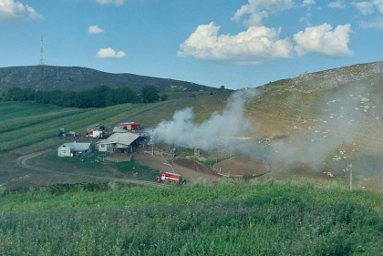 Un incendiu de proporții a mistuit o stână, la Briceni. Pompierii au reușit să salveze animalele la timp - FOTO